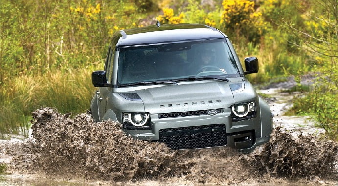 오프로드를 달리는 올 뉴 디펜더 OCTA. /JLR코리아 제공