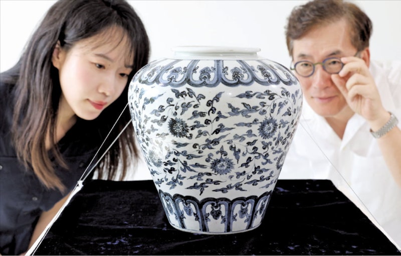 순백에 스며든 푸른 그림…홍콩 가는 조선 청화백자