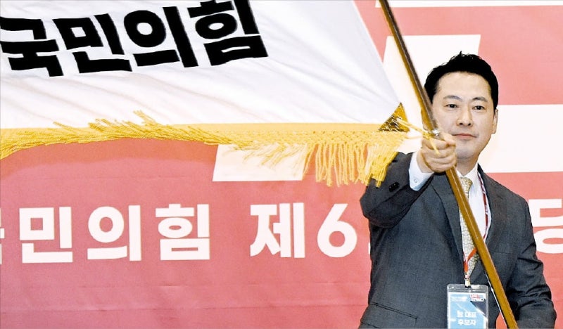 국힘 새 대표 '강성 반탄' 장동혁 "李 정권 끌어내릴 것"