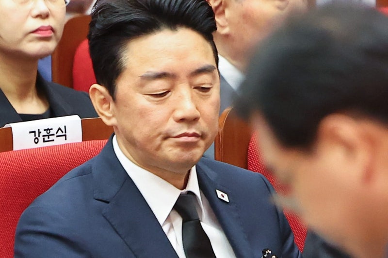 "군대 다시 갔냐고"…<b>강훈식</b>, '요즘 살 만한가' 묻자 눈시울