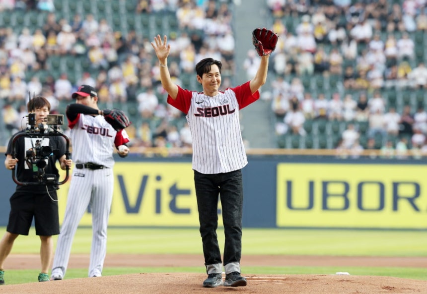 배우 이정재가 31일 오후 서울 잠실야구장에서 열린 2025 신한 SOL뱅크 KBO리그 키움 히어로즈와 LG 트윈스의 경기에 앞서 시구를 마친 뒤 관중들에게 인사하고 있다. /사진=뉴스1