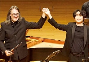 카바코스·양인모가 연주한 바흐…바이올린으로 연결한 30년 시차