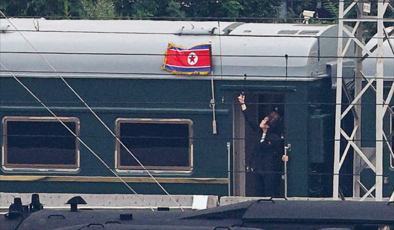 김정은, 베이징 도착…북·중·러 66년만에 한자리