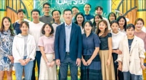 임직원과 뮤지컬 본 허윤홍 대표