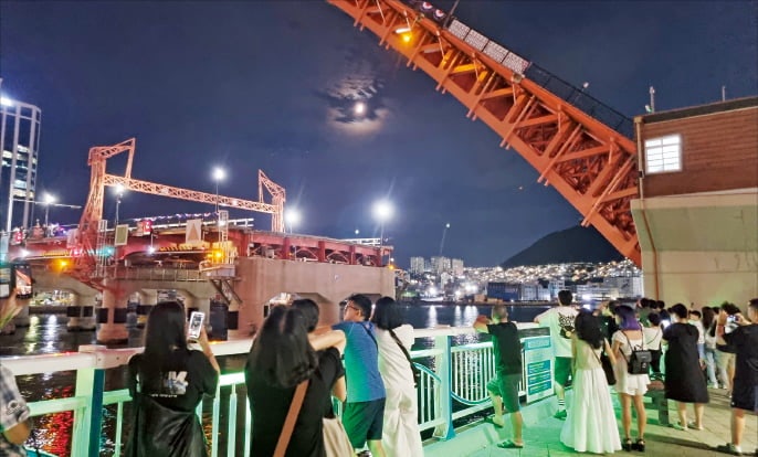 부산 원도심에 외국인 물결…제2 전성기 시동