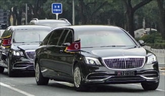 베이징역 인근 5m마다 공안 깔려…차에서 휴대폰 꺼내자 바 로 제지 당해