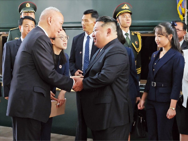 北 김정은, 딸과 베이징 도착…66년 만에 만나는 북·중·러