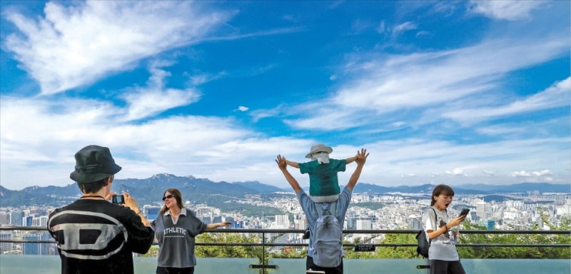 [포토] 파란 서울 하늘 만끽하는 외국인 관광객들