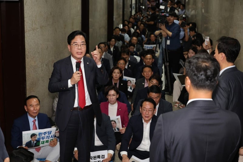 국힘 원내대표실 <b>압수수색</b> 이틀 연속 <b>불발</b>…<b>특검</b>팀 5시간 대치 [종합]