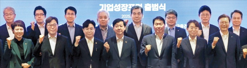 343개 규제 지적한 최태원 "기업 키울수록 더 짓눌러"