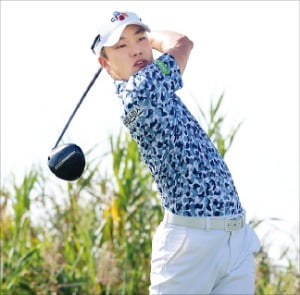 첫날 터진 '행운의 홀인원'…송민혁, 생애 첫승 노린다