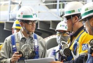 HD현대 조선소 둘러본 정기선 "안전이 최우선…중대재해 제로"
