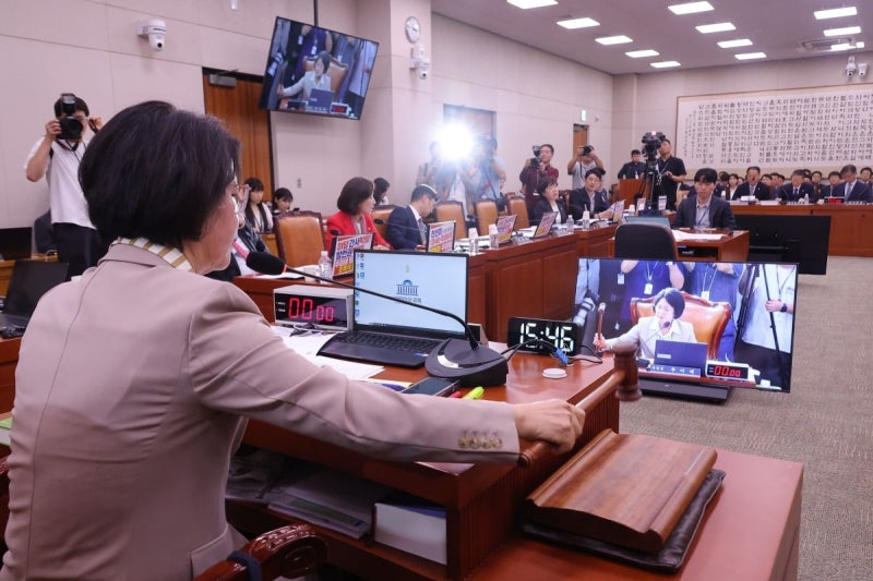 '더센' <b>특검법 법사위 통과</b>…3대 특검 재판 중계·수사기간 연장