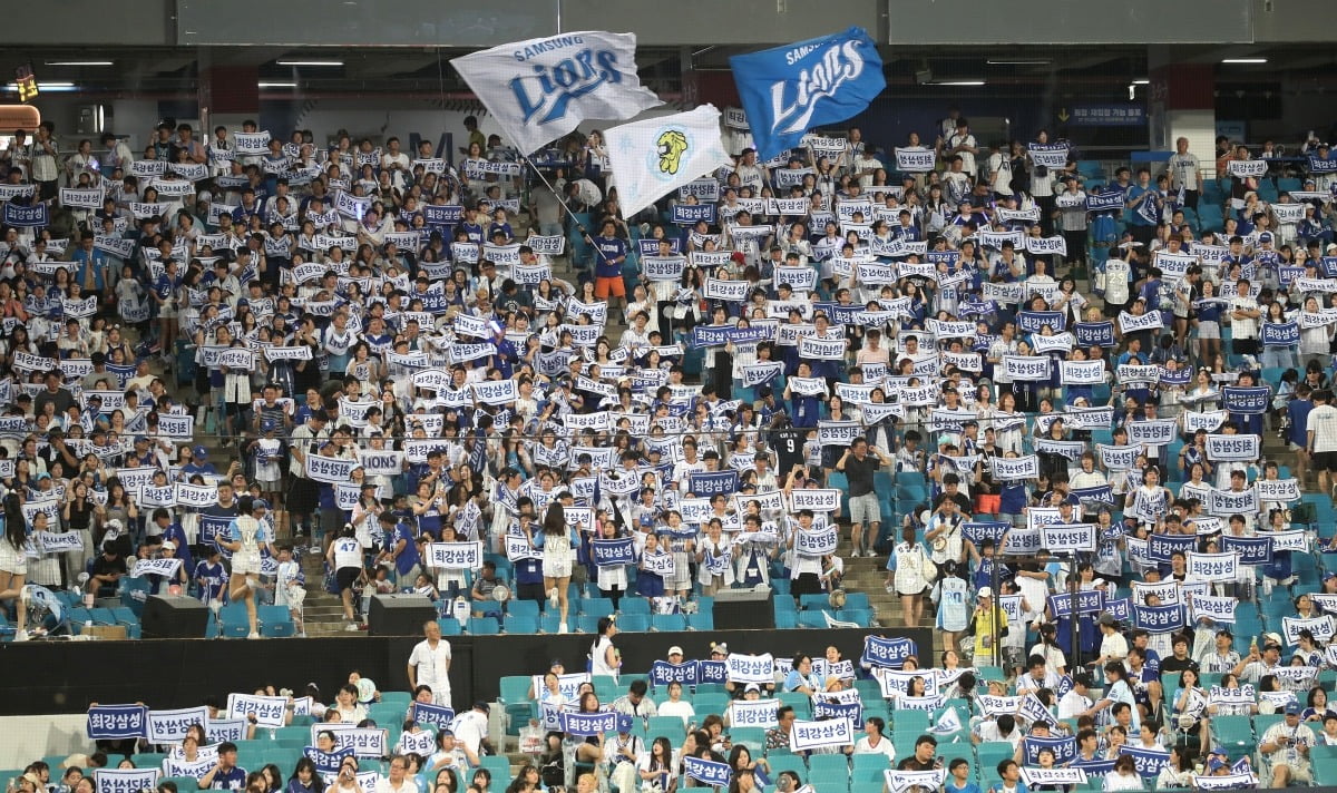 <b>삼성 라이온즈</b>, LG 누르고…사상 최초 시즌 <b>관중</b> <b>140만</b> 돌파