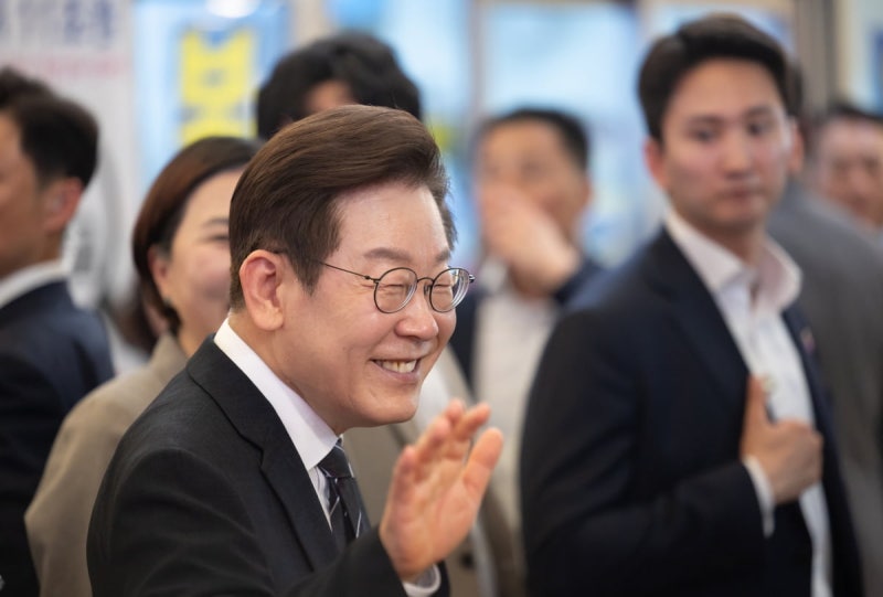 李<b>대통령</b> 부부, 보육원생들과 <b>영화관람</b>…일일이 셀카 촬영도