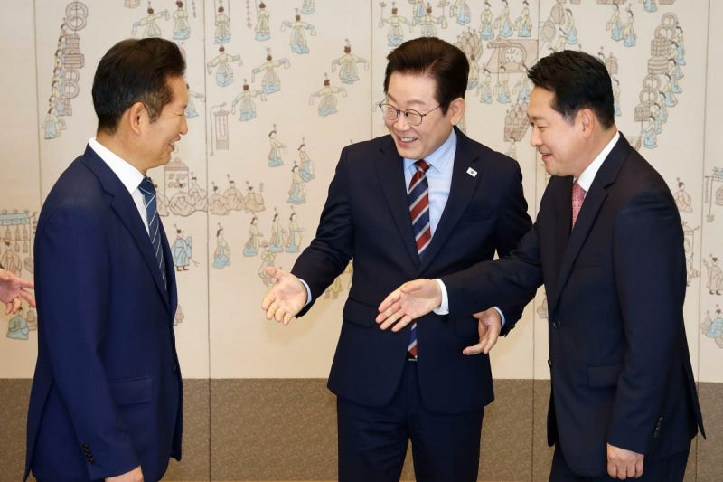 <b>정청래</b> "악수는 사람과" 발언에…<b>장동혁</b> "마늘·쑥 먹었다" 반격