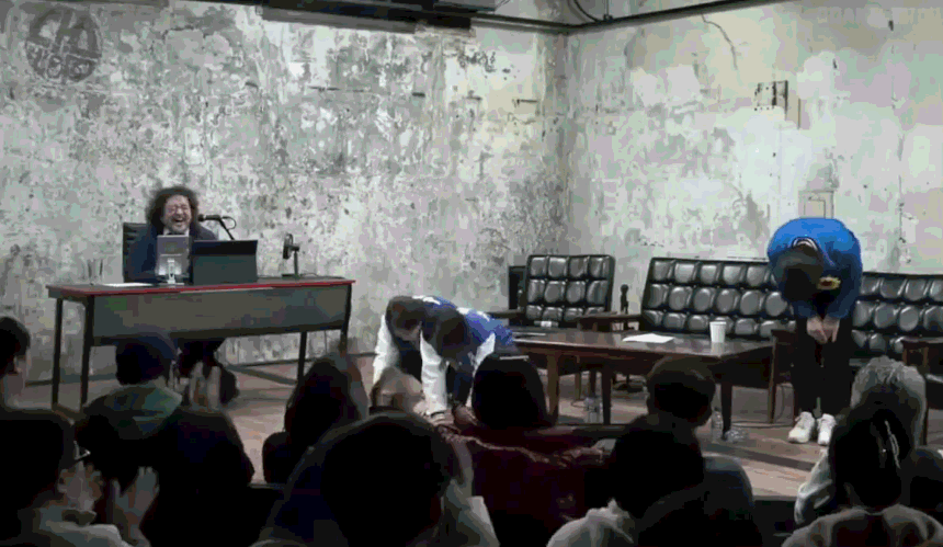 총선을 앞두고 지난해 3월 15일 김어준 씨 방송에 출연한  이언주·안귀령·전현희  당시 후보가 "차렷, 절"이라고 외치는 김씨 구호에 따라 일제히 절하는 모습 / 영상=김어준 유튜브