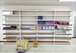 "약국에 왜 약이 없죠?"…텅 빈 진열대에 당황한 손님, 알고보니