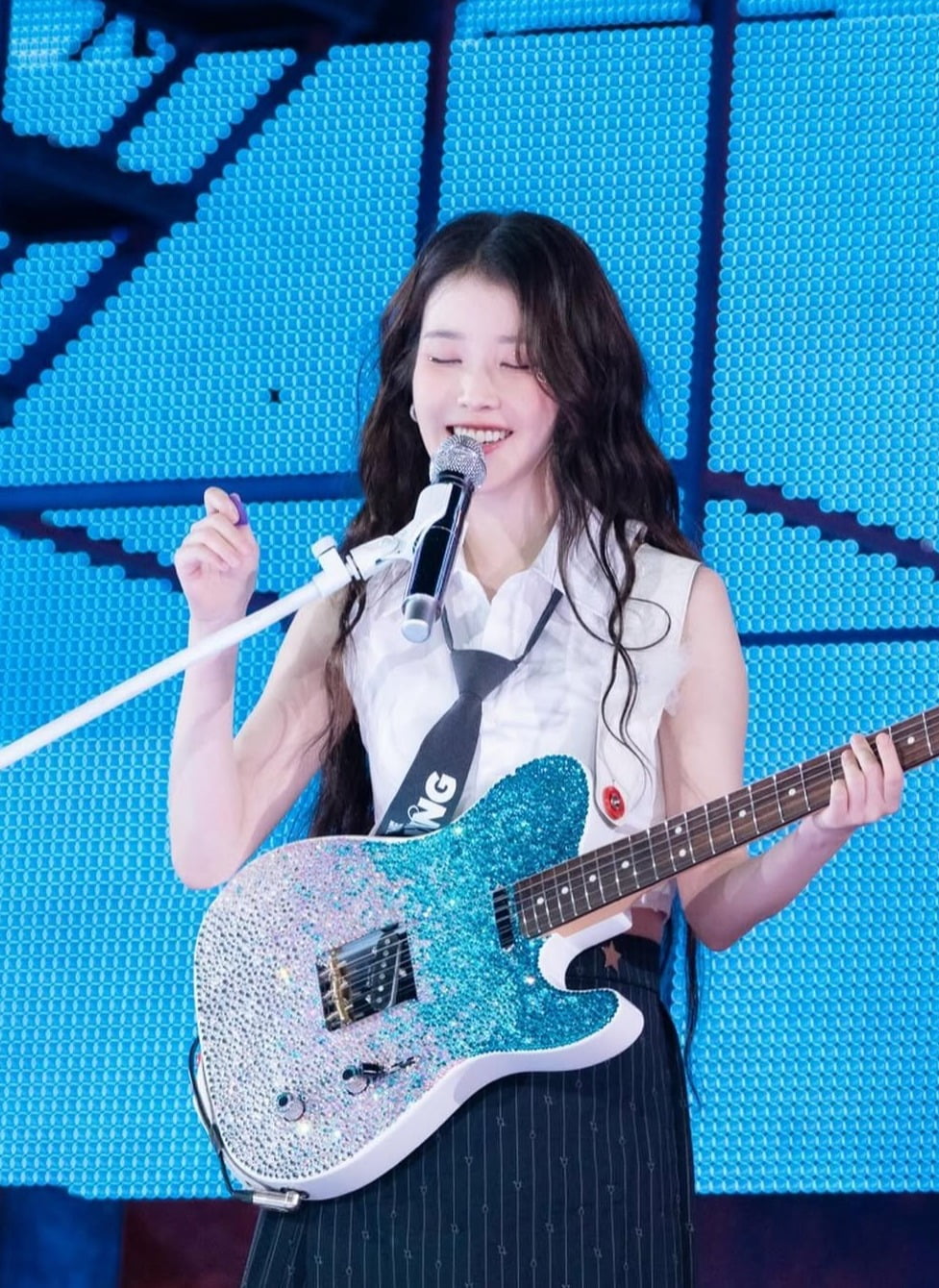 여름의 끝자락에…<b>아이유</b>, '<b>바이</b>, <b>썸머</b>' 깜짝 공개