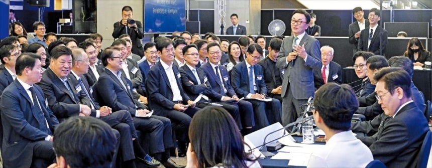 &lt; 李대통령에 정책 지원 건의한 박현주 회장 &gt; 박현주 미래에셋그룹 회장(가운데)이 10일 서울 공덕동 프론트원에서 열린 국민성장펀드 국민보고대회에서 청년 창업 등에 관한 의견을 말하고 있다. 이날 경제계