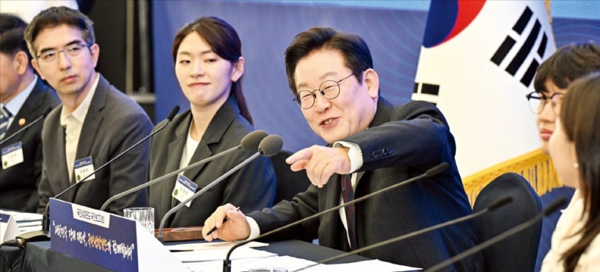 &lt; 미소 짓는 李대통령 &gt; 이재명 대통령이 10일 서울 공덕동 프론트원에서 열린 국민성장펀드 국민보고대회에서 발언하고 있다. 왼쪽부터 이홍락 LG AI연구원장, 이채린 클라썸 대표, 이 대통령, 김진환 순