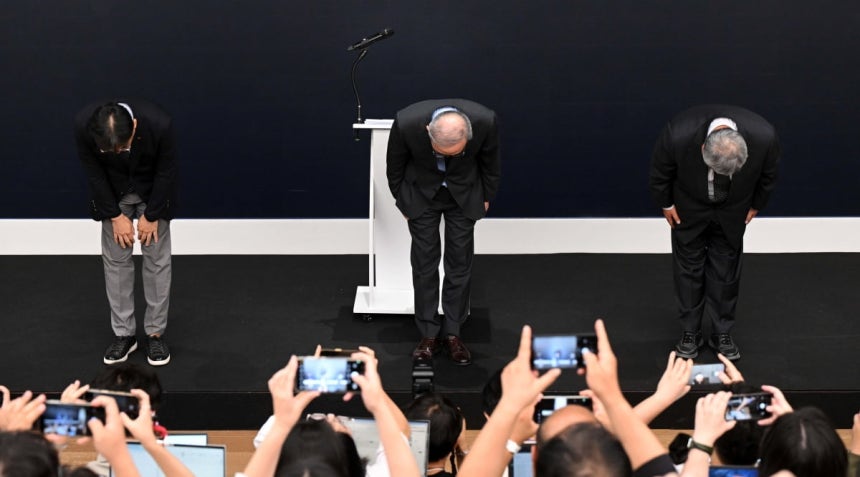 김영섭 KT 대표이사가 11일 오후 서울 종로구 KT 광화문 West 사옥에서 열린 소액결제 피해 관련 기자 브리핑에 앞서 고개숙여 사과를 하고 있다. 사진=뉴스1