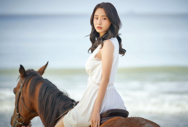 "야만의 80년대 충무로…애마는 여배우의 투쟁기"
