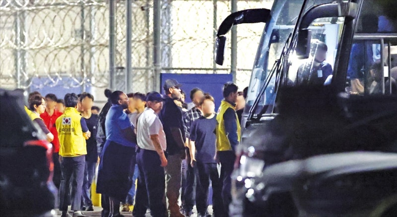 병 주고 약 준 트럼프…"한국 근로자들, 계속 일하면 어떤가"