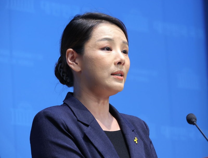 '성비위 피해' <b>강미정</b>, <b>조국</b> 회유 거부…"이름 거론도 상처"