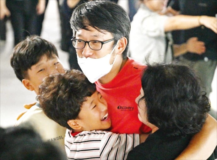 "식빵·콩·치즈만 먹고 1주 버텨"…구금 韓 근로자 '무사 귀환' [영상]