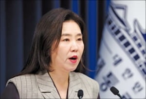 與 '<b>조희대 사퇴</b>론'에 대통령실 "원칙적 공감" → "입장 없다"