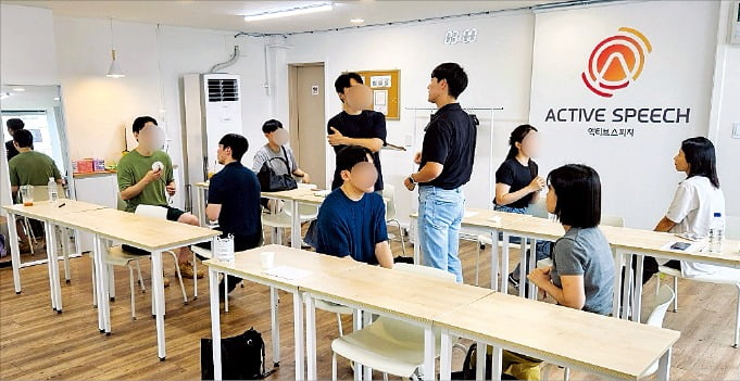 16일 서울 마포구에 있는 한 스피치 전문 교육원에서 수강생들이 짝을 이뤄 대화하고 있다. /액티브스피치 제공