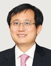[김동욱 칼럼] 책, 현대판 '오푸스 프랑키게눔'