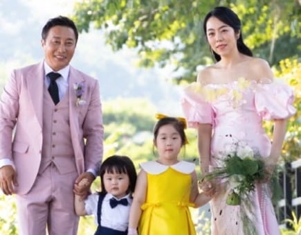 "더는 숨지 않겠다"…<b>김병만</b>, 두 자녀 손 잡고 '<b>재혼</b>'