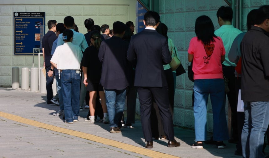 서울 종로구 주한미국대사관에서 미국 비자를 발급받으려는 시민들이 줄을 서고 있다./ 사진=연합뉴스
