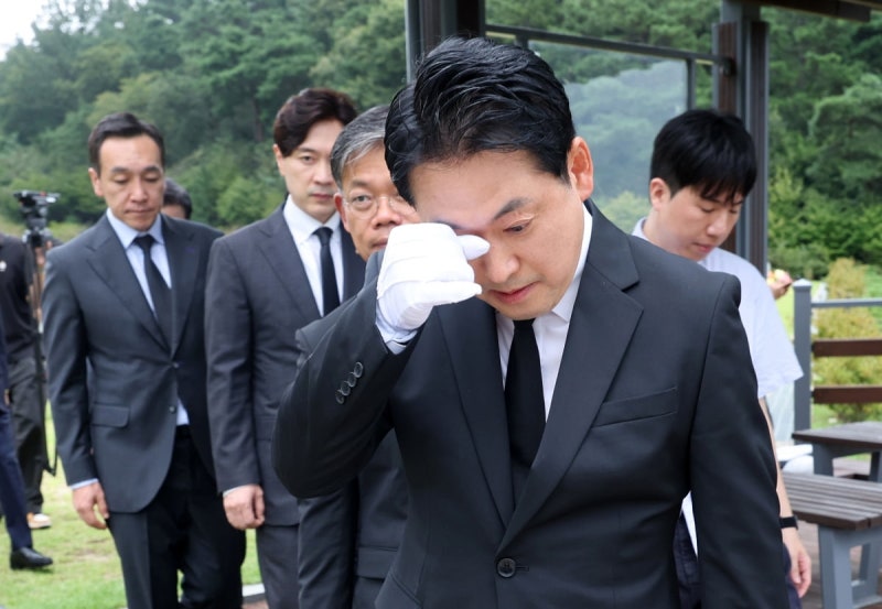 채<b>상병</b> 묘소서 눈물 흘린 장동혁 "특검 방해 안 한다"