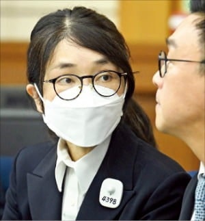 검은 정장입고 법정에 선 김건희, 주가조작·공천개입 등 모두 부인