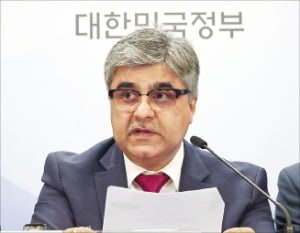 올 성장률 0.1%P 올렸지만…IMF "재정개혁 서둘러야"