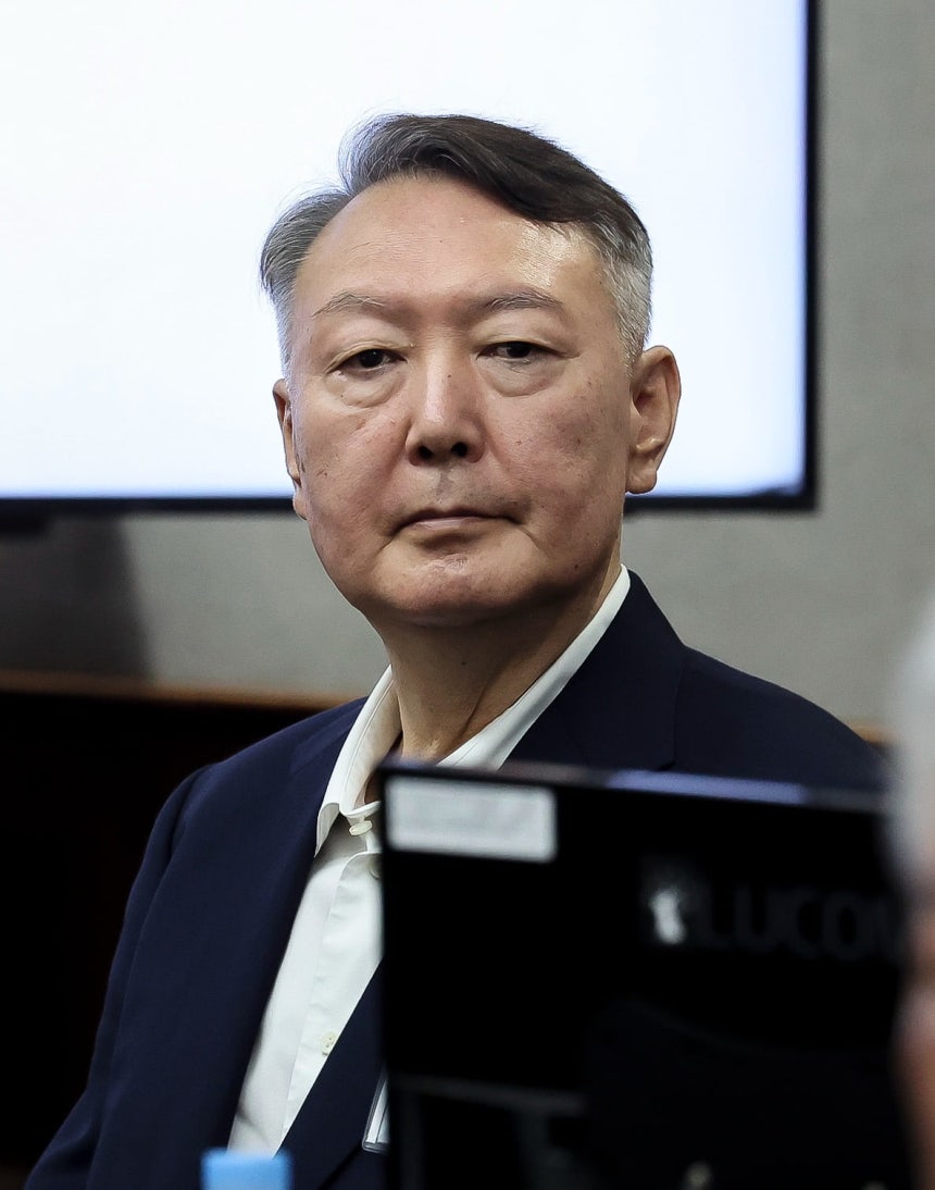 윤석열 전 대통령이 26일 서울 서초구 서울중앙지법에서 열린 특수공무집행방해, 직권남용 권리행사방해 등 혐의 사건 1차 공판에 출석해 있다. / 사진=연합뉴스