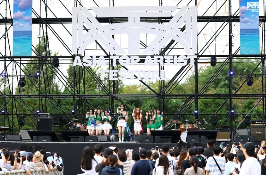 27일 서울 마포구 난지한강공원에서 열린 'ATA 페스티벌'에서 걸그룹 세이마이네임이 공연하고 있다./사진=변성현 기자