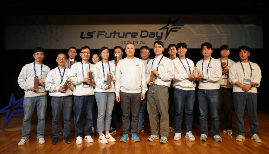 원본보기

지난 26일 안양 LS타워에서 개최된 LS Future Day에서 구자은 LS그룹 회장(가운데)이 우수 아이디어를 낸 임직원들과 기념 사진을 촬영하고 있다. LS그룹 제공
