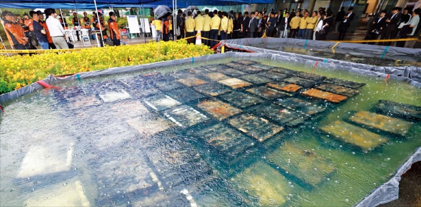 < 소화 수조에 담긴 리튬배터리 > 28일 대전 화암동 국가정보자원관리원 화재 현장에서 반출한 리튬이온배터리가 소화 수조에 담겨 있다. 지난 26일 오후 8시께 발생한 화재는 27일 오후 6시 진화됐지만