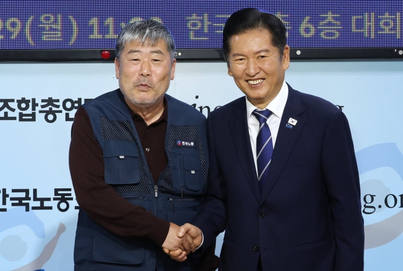 정청래 "<b>교사</b>는 페북에 '좋아요'도 못 눌러…<b>정치참여 보장</b>하겠다"