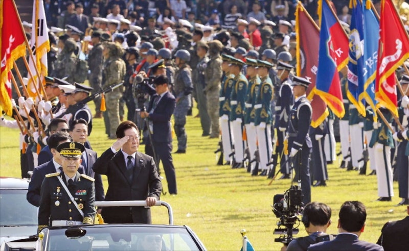 李 "자주국방은 필연, 전작권 회복"…북핵 언급은 없어