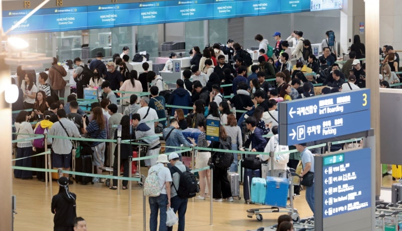 '<b>인천 공항</b> 터진다' 역대급 출국 대란…'대참사' 피하려면 [트래블톡]