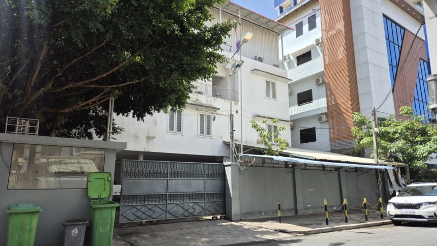 지난 6월 29일 캄보디아 프놈펜의 한 수용시설 앞. 이곳엔 특정경제범죄가중처벌법상 사기 등 혐의를 받는 강모씨(32)와 그의 아내 안모씨(29)가 수감돼 있던 것으로 알려졌다./사진=김다빈 기자