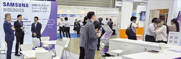9일 일본 퍼시피코 요코하마 컨벤션센터에서 열린 '바이오재팬 2025' 참석자들이 삼성바이오로직스 부스를 살펴보고 있다.  삼성바이오로직스 제공