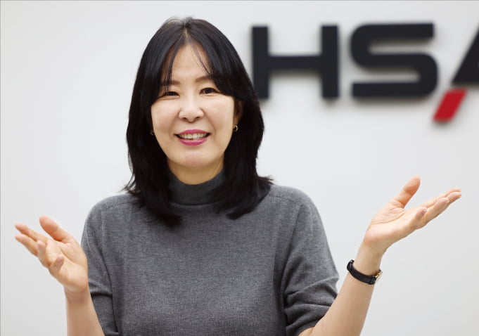 박애리 HSAD 대표가 지난 10일 서울 마포구 사옥에서 인공지능(AI)이 광고업계에 미치는 영향 등을 설명하고 있다.  이솔 기자