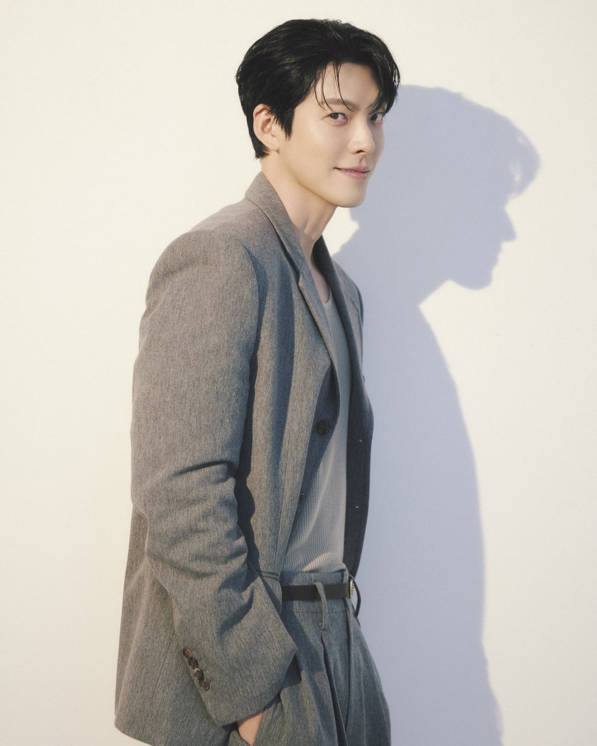 <b>김우빈</b>, 전 여친 송혜교·현 여친 <b>수지</b>…"예뻐서 반한 듯" [인터뷰+]