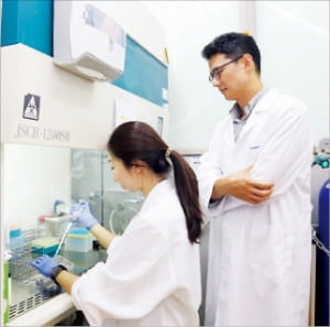 '젊은 피'로 우리 몸 노화 시계 늦출 수 있다…과학은 그 미스터리 입증하는 중